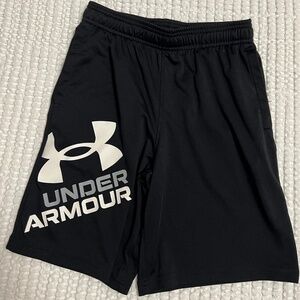Boys Under Armour basketball shots ( used) Youth Medium